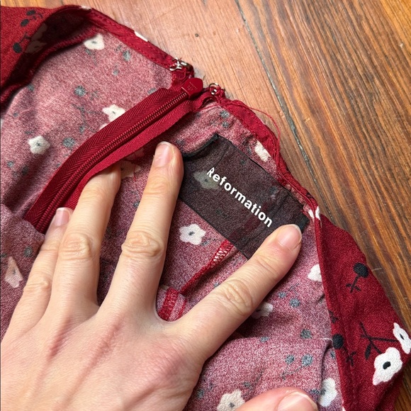 Reformation red floral print midi skirt with slit Size 8 - Picture 6 of 8